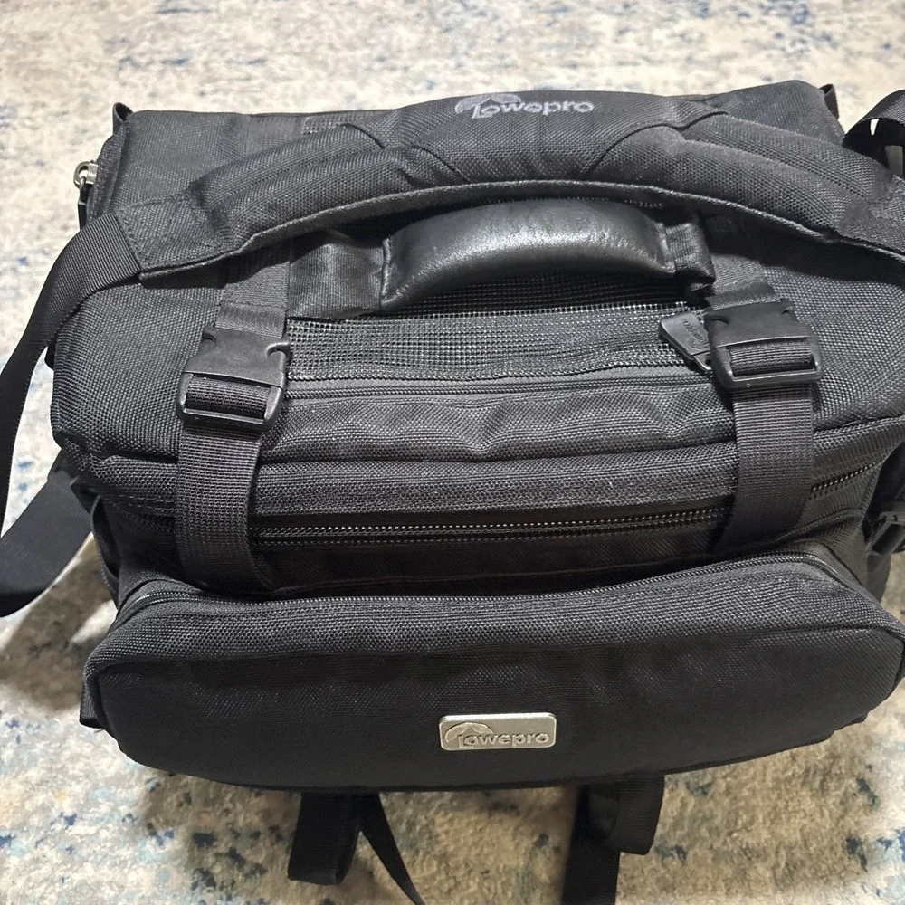 Lowepro Compact AW Camera Shoulder Bag - Black Multiple Padded Pockets Great Bag